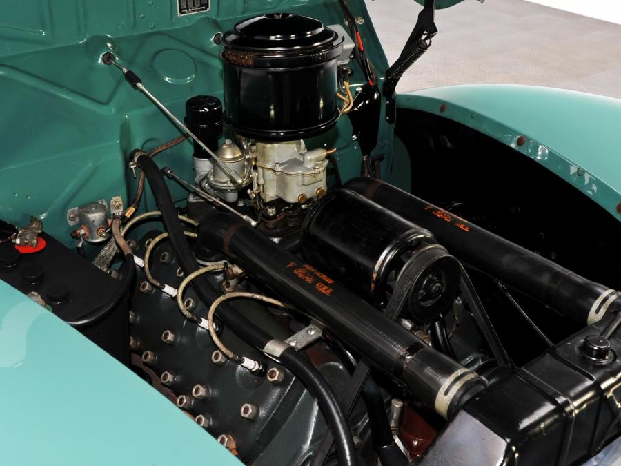  Ford V8 Deluxe 5-Window Coupe 1940 года  (фото 15 из 20)